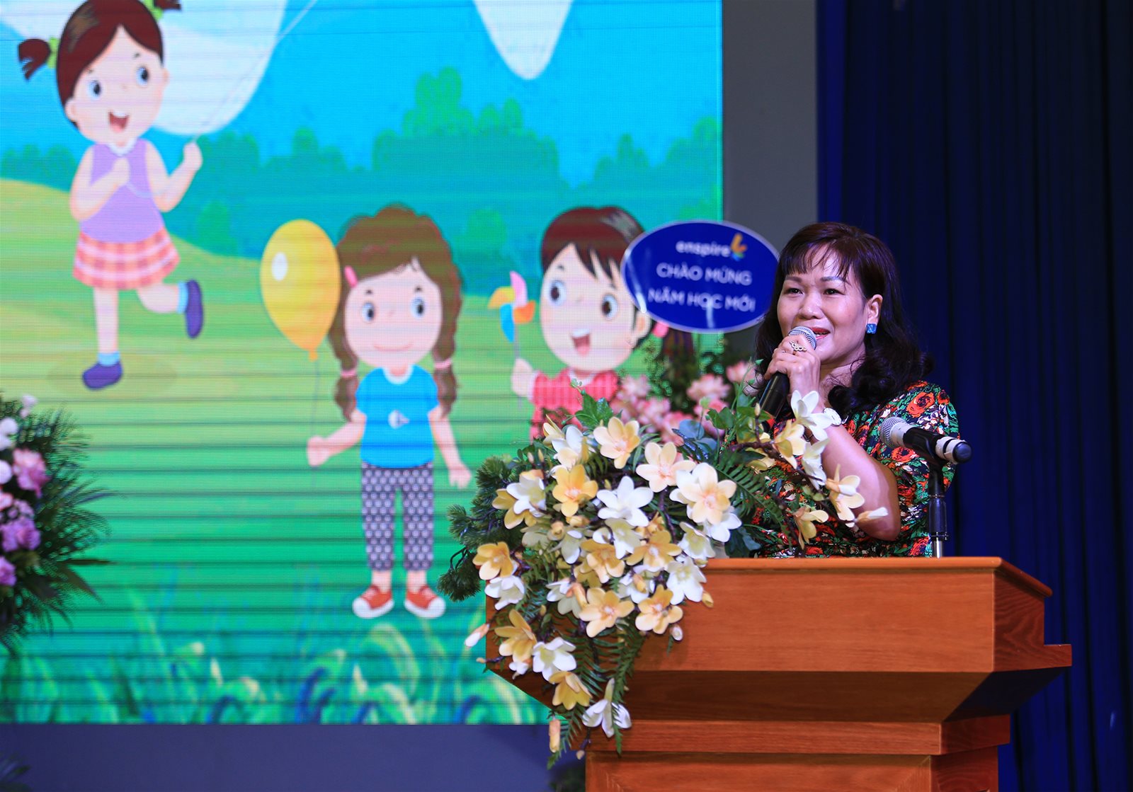 TS. Trịnh Thị Xim phát biểu động viên tinh thần cô và trò nhà trường